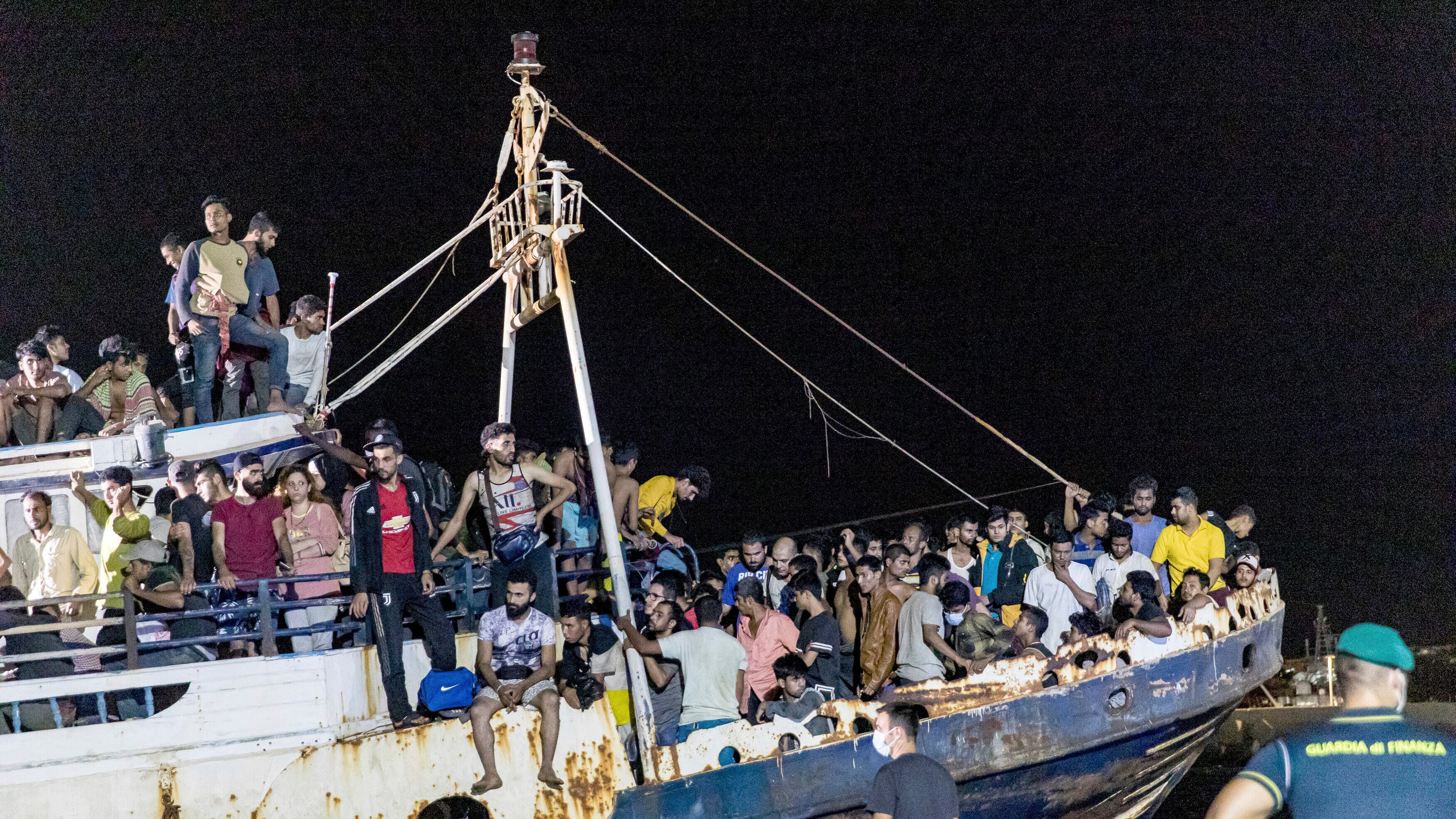 Sbarchi senza fine a Lampedusa. L'ira di Salvini: "Da mesi chiedo un vertice"