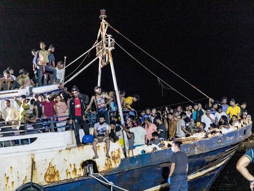 Sbarchi senza fine a Lampedusa. L'ira di Salvini: "Da mesi chiedo un vertice"