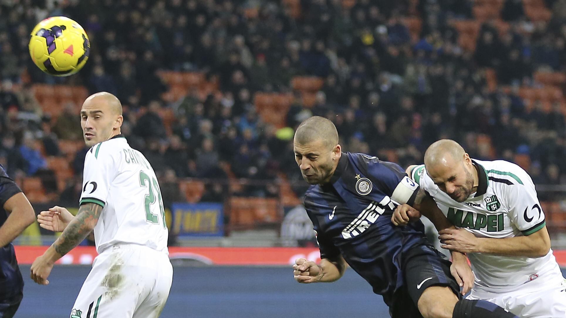 La testa di Samuel salva l'Inter dai piedi di piombo