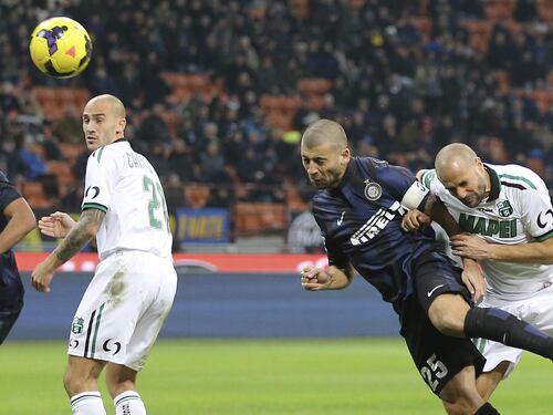 La testa di Samuel salva l'Inter dai piedi di piombo