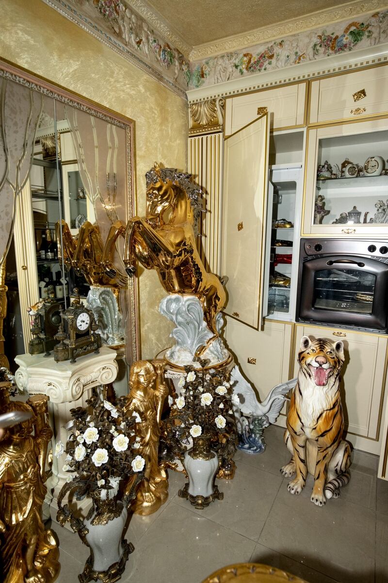 Lo sfarzo kitsch nei villini abusivi dei Casamonica 1