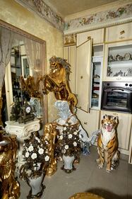 Lo sfarzo kitsch nei villini abusivi dei Casamonica 1