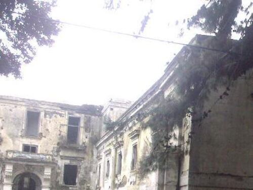 Un rudere da tre milioni. E dopo nove anni indagano i magistrati