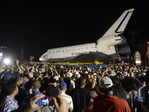 Los Angeles, lo Space Shuttle Endeavour va in pensione