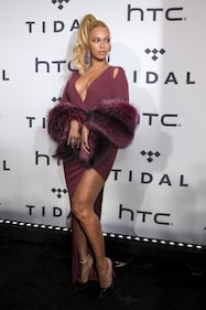 Beyoncé Knowles, seno in vista e scollo mozzafiato a New York 5