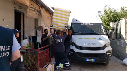 Abusivi e inagibili, abbattuti appartamenti nel Napoletano 11