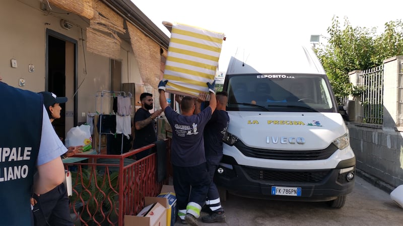 Abusivi e inagibili, abbattuti appartamenti nel Napoletano 11