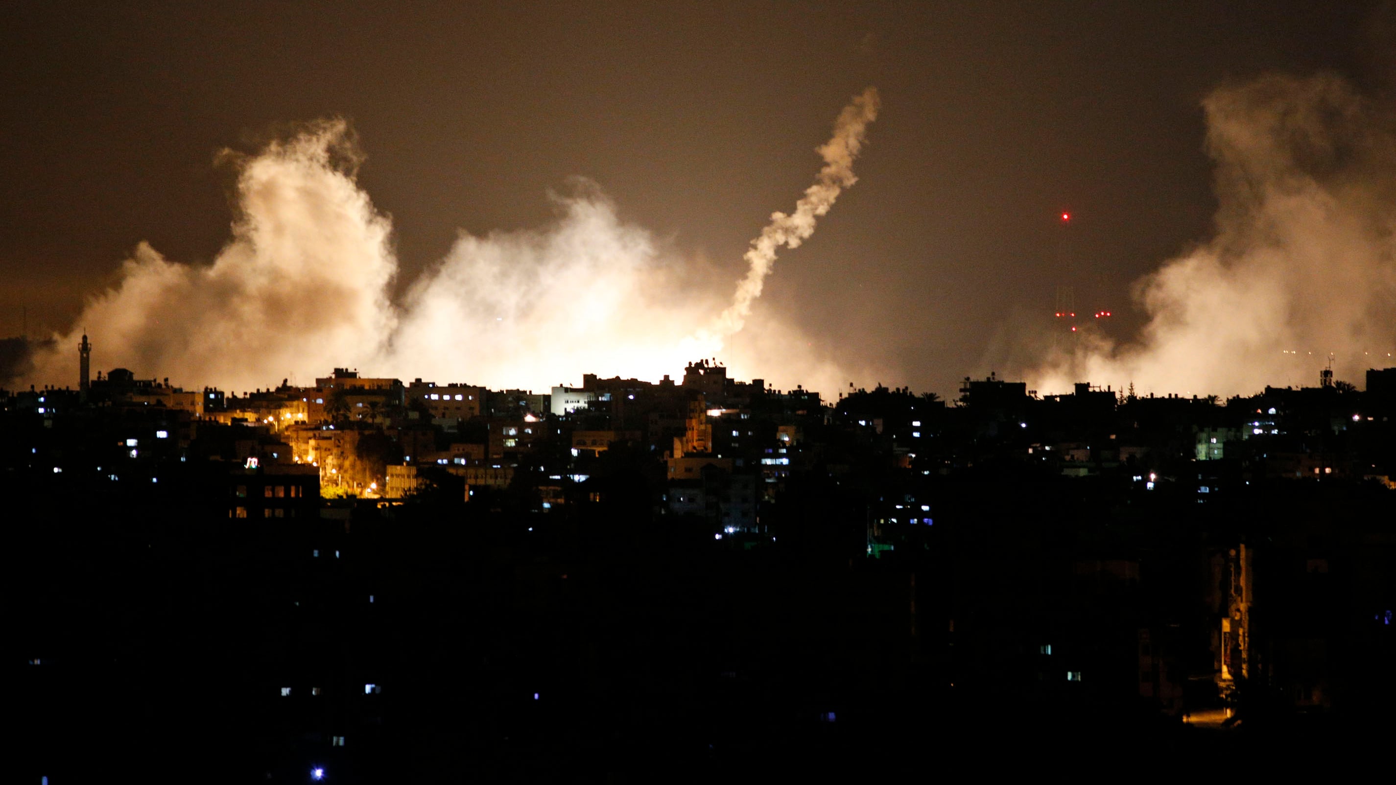 Israele invade la Striscia, ancora bimbi tra i morti. Hamas: "La pagherete"