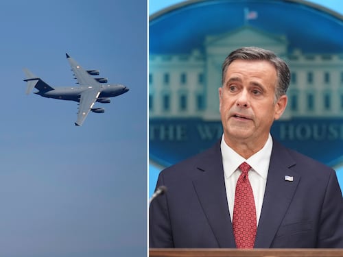 Il C-17 Usa, l’atterraggio a Mosca e la missione del capo della Cia: cosa c’è dietro il volo misterioso in Russia