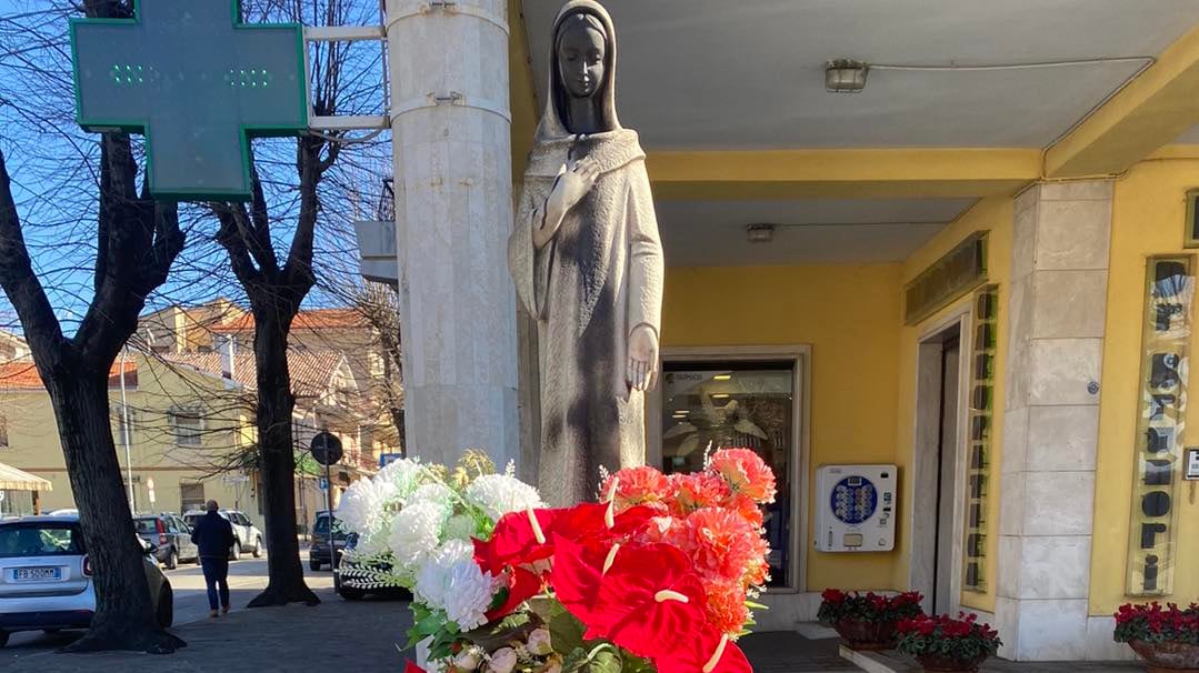 Madonnina imbrattata con croci rovesciate: l'ombra del satanismo