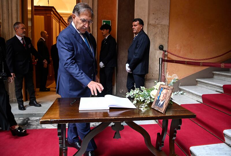 Napolitano, le immagini della camera ardente: il picchetto d'onore, le corone di fiori, l'arrivo dei politici 15