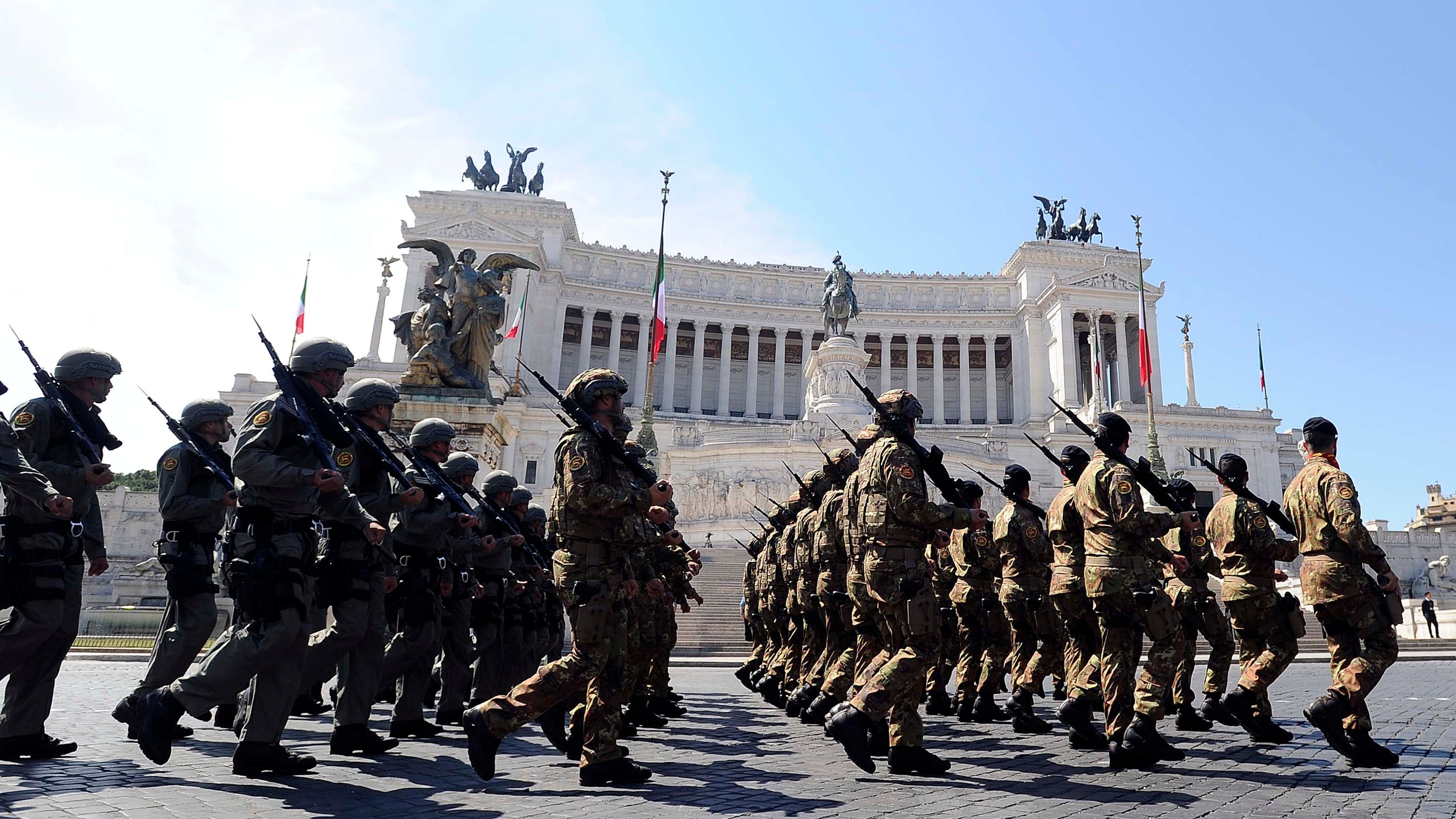 La Boldrini spara all'Esercito: messaggi pacifisti su Gandhi