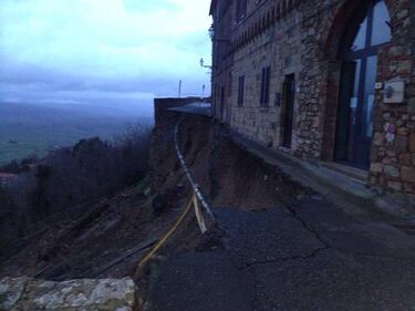 Volterra, crollano le mura medievali 2