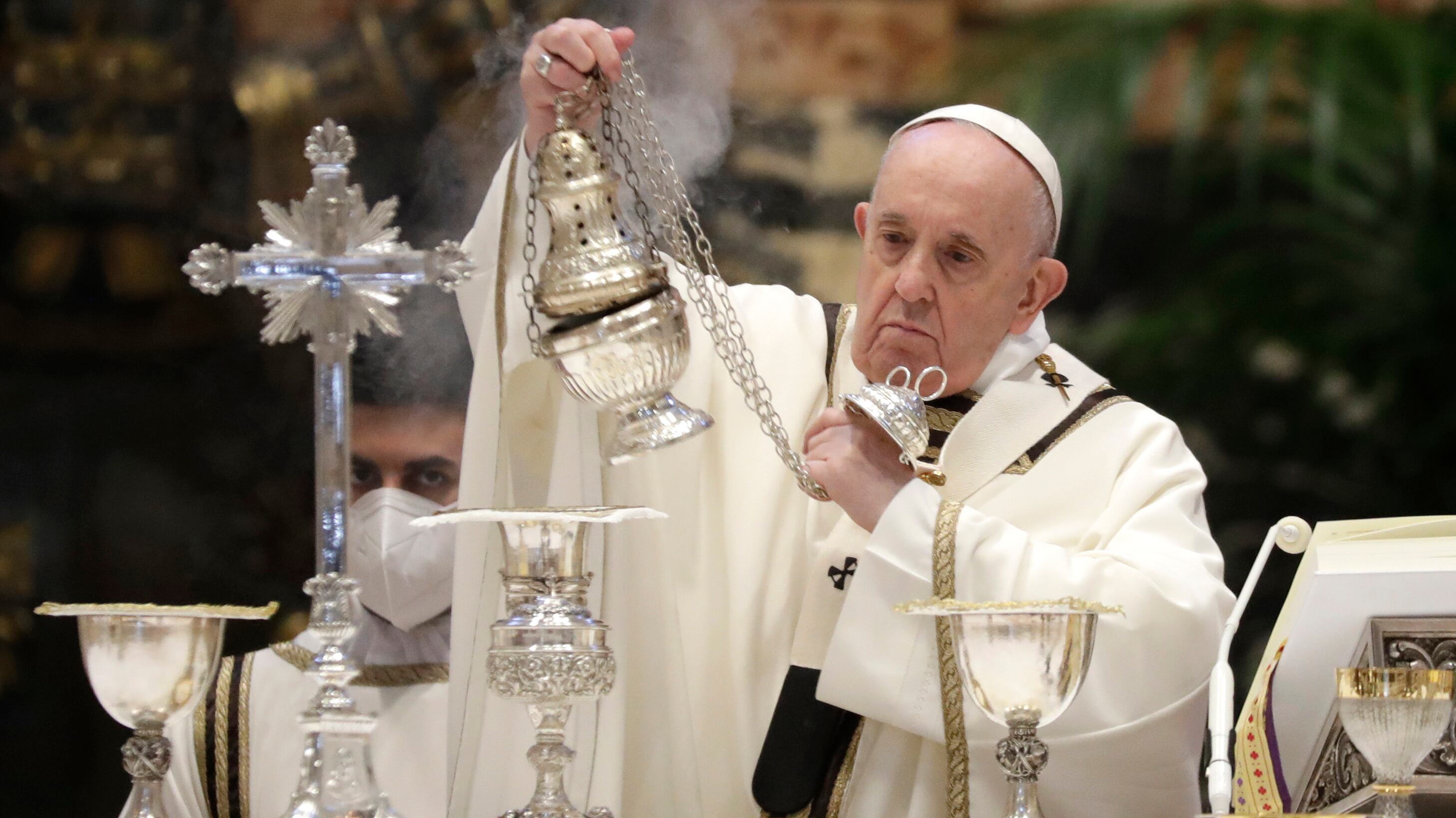 Papa Francesco stupisce ancora e celebra la messa del Giovedì Santo a casa di Angelo Becciu
