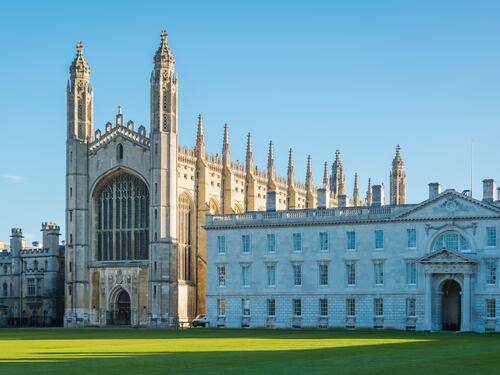 "Utilizzata dai suprematisti bianchi". Follia Cambridge: addio alla parola "anglosassone"