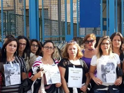 Napoli, vermi nelle aule: il sit-in delle mamme