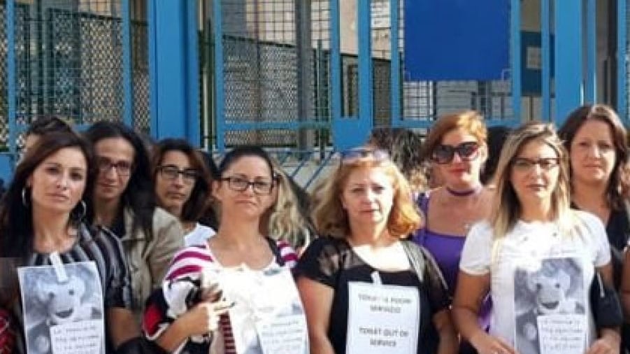 Napoli, vermi nelle aule: il sit-in delle mamme