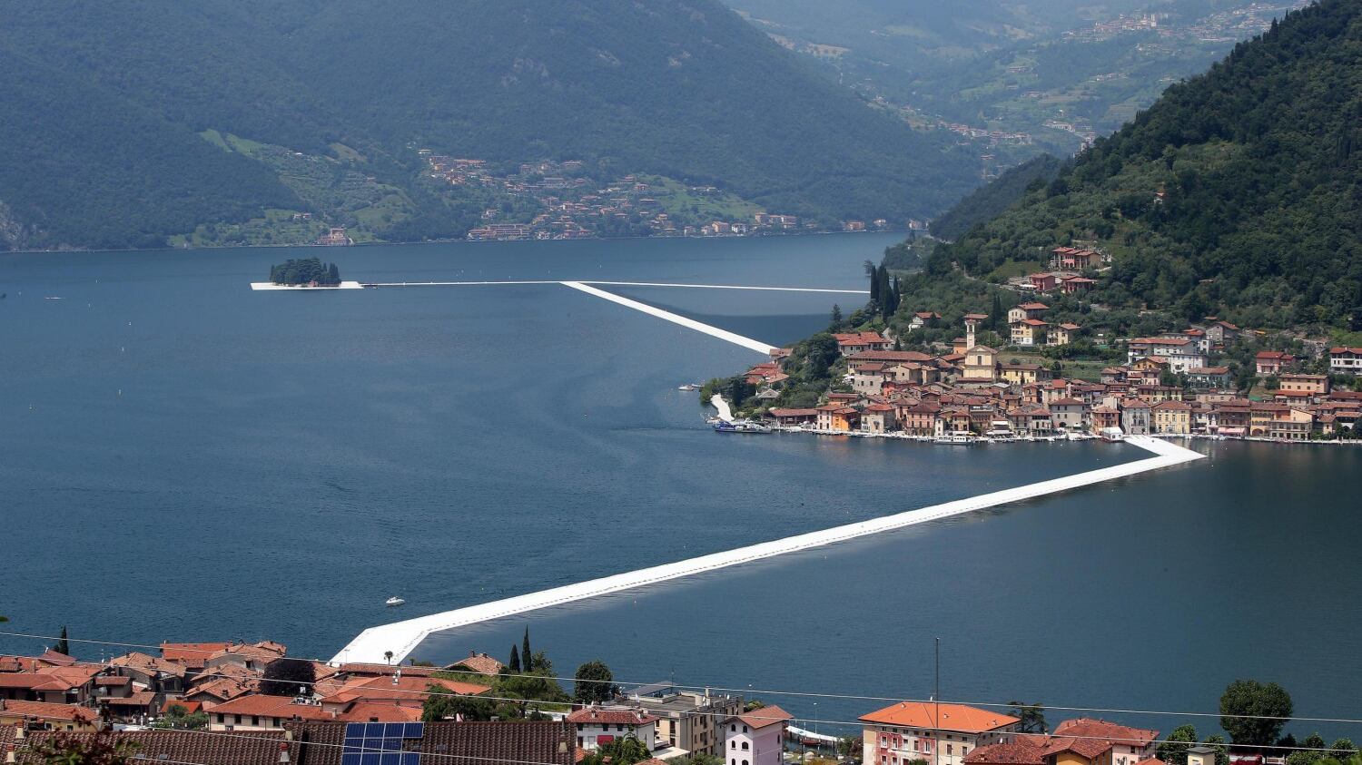 The floating piers, passerella per camminare sul lago di Iseo
