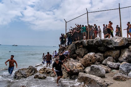 Migranti tentano di entrare nell'enclave spagnola di Ceuta dal Marocco