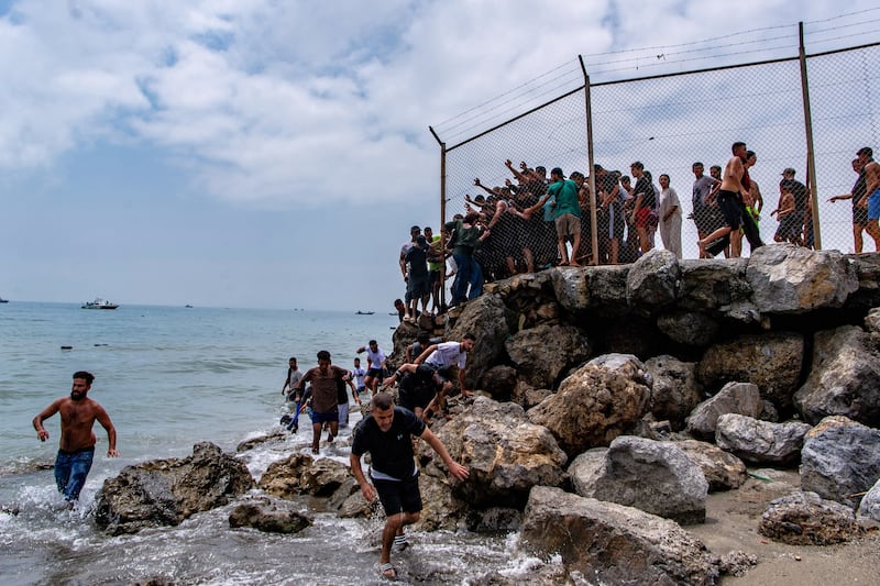 Migranti tentano di entrare nell'enclave spagnola di Ceuta dal Marocco