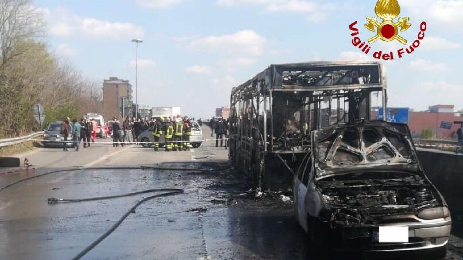 Senegalese dà fuoco al bus: "Ora vendico i morti in mare"