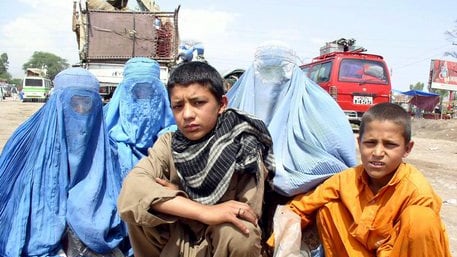 Centomila profughi afghani pronti a entrare in Europa: tensioni al confine ungherese