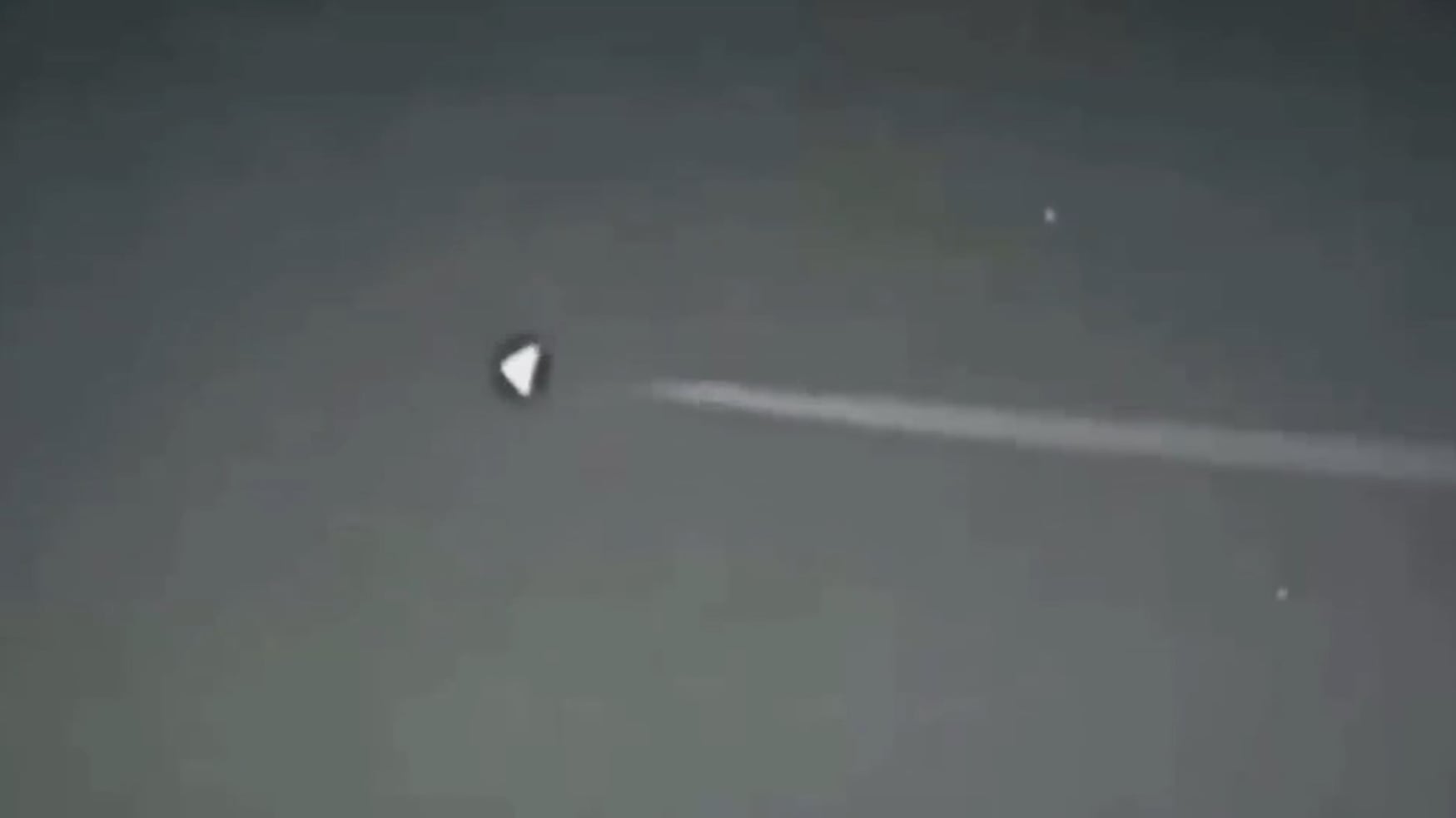 Mistero nei cieli sopra l'Area 51: avvistato uno strano velivolo triangolare