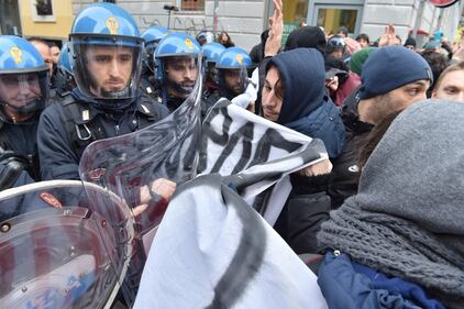 Scontri tra studenti e forze dell'ordine alla Statale di Milano 3