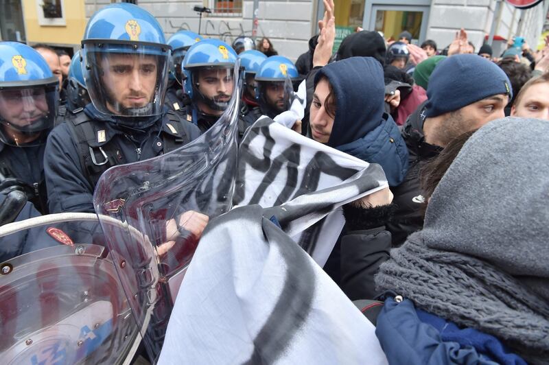 Scontri tra studenti e forze dell'ordine alla Statale di Milano 3