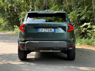 Dacia Duster Hybrid 2024: guarda la gallery del SUV con consumi da citycar 6