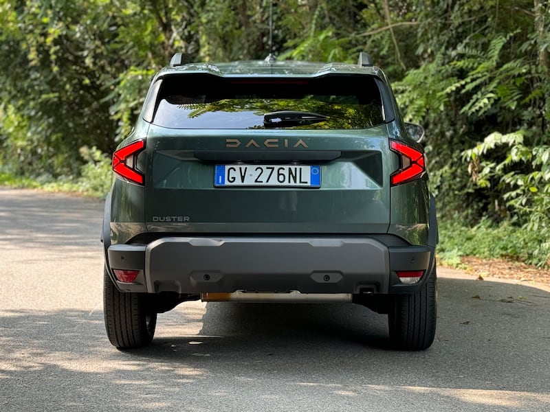 Dacia Duster Hybrid 2024: guarda la gallery del SUV con consumi da citycar 6