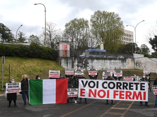 E il popolo di "Io Apro" si ritrova senza piazza