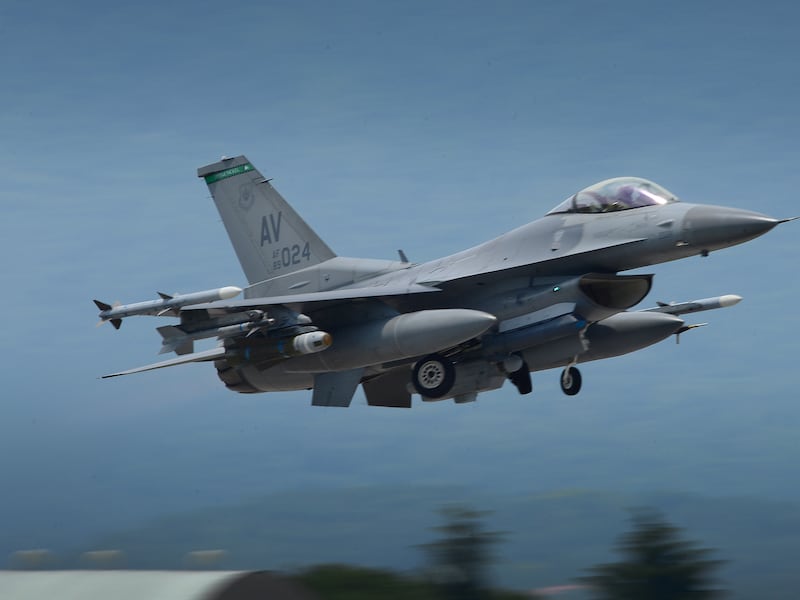 Gli F-16 al posto dei Patriot: la soluzione “semplice” di Kiev per la carenza di missili intercettori