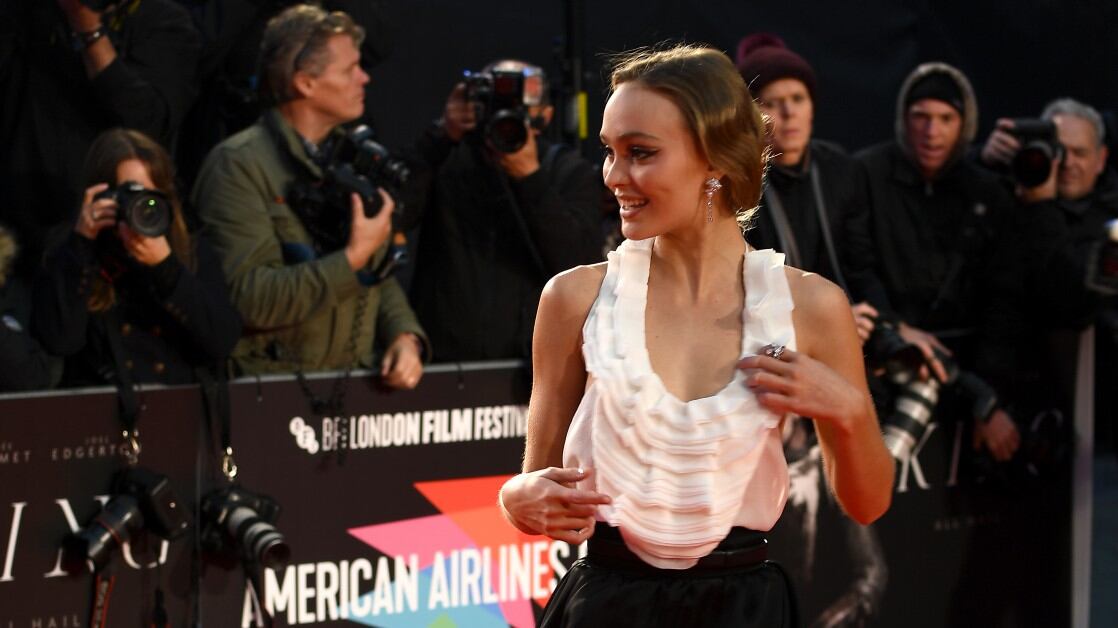 Lily-Rose Depp, intoppo sul red carpet: rischia di rimanere a seno scoperto