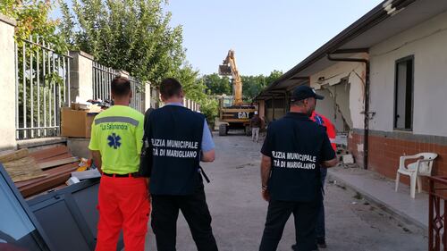Abusivi e inagibili, abbattuti appartamenti nel Napoletano 4
