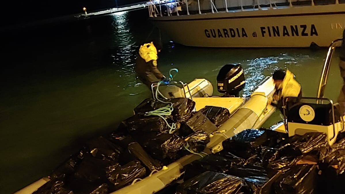 Maxi operazione della Gdf di Palermo, sequestrate quasi 7 tonnellate di sigarette da contrabbando