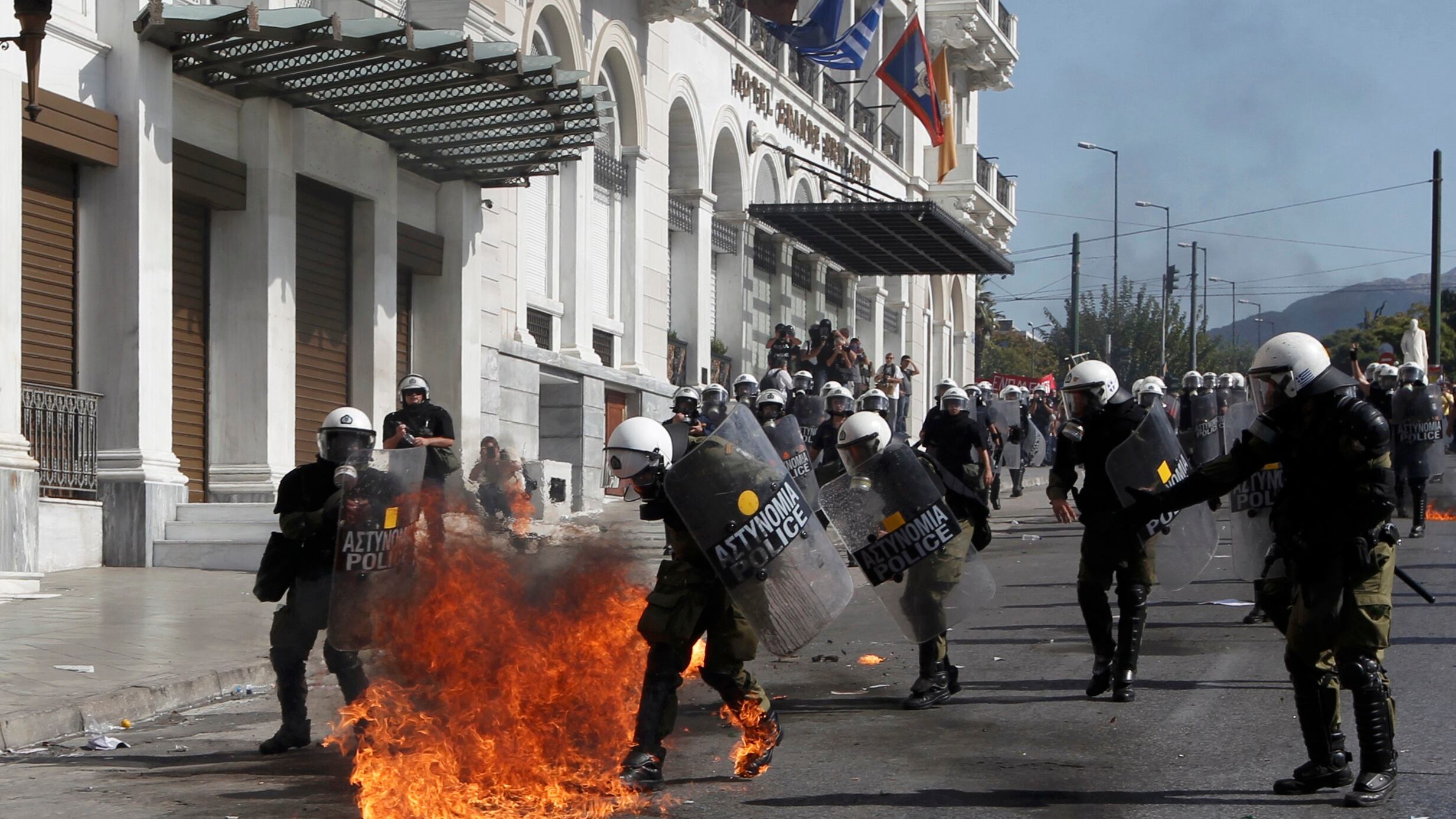 Grecia, scontri tra manifestanti e polizia ad Atene: un morto