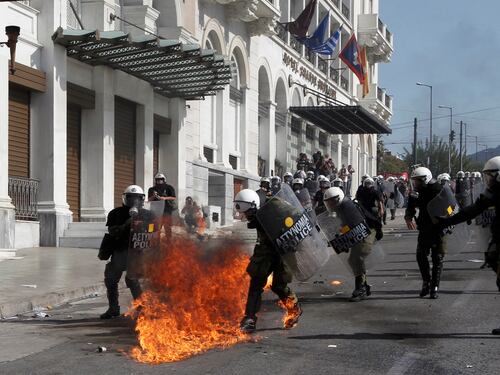 Grecia, scontri tra manifestanti e polizia ad Atene: un morto