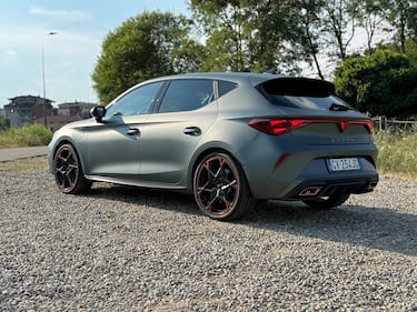 Cupra Leon Hybrid: guarda la gallery della sportiva elettrificata da 272 CV 6