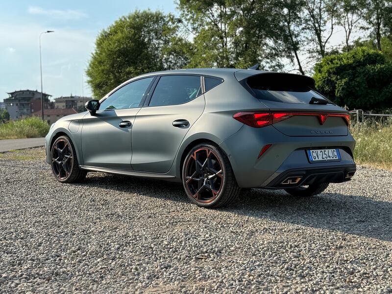 Cupra Leon Hybrid: guarda la gallery della sportiva elettrificata da 272 CV 6