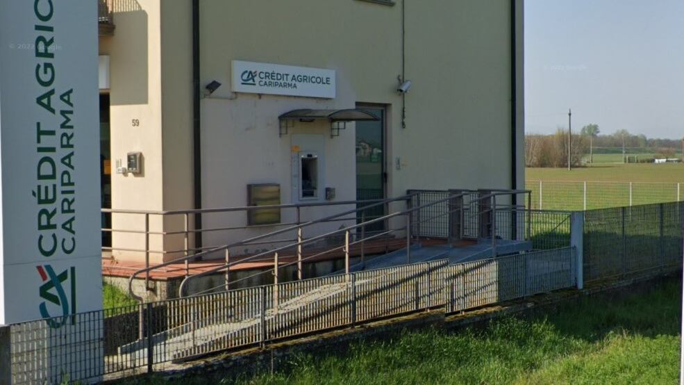 Parma, fanno esplodere il bancomat, ma fuggono a mani vuote: la rapina flop