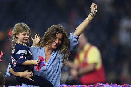 Tom Brady e Gisele Bündchen, il bacio dopo la vittoria del SuperBowl 3