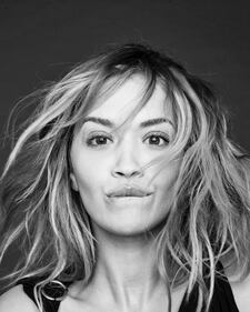 Rita Ora sexy in reggiseno 3