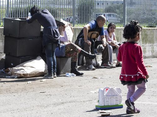 Vogliono bonificare il campo: vigili aggrediti e pestati dai rom