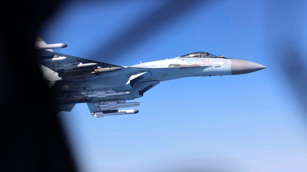 Caccia russo a sei metri dall'aereo inglese: duello al confine Nato
