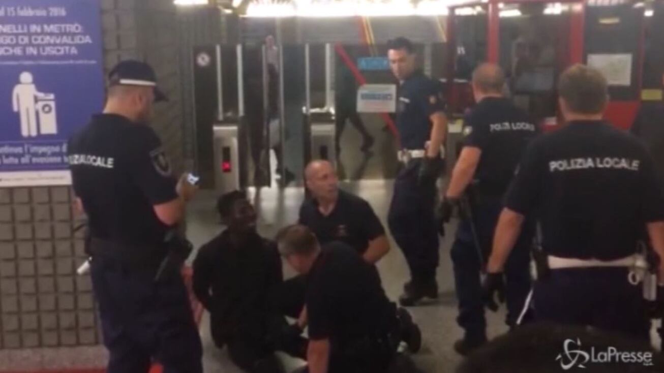 Milano, agenti fermano l'immigrato. E lui diventa una furia: "Italia di m... siete razzisti"