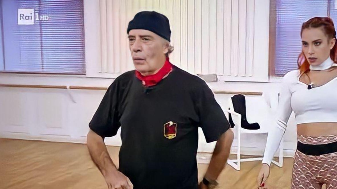 "Ha fatto il saluto romano". Nuova indiscrezione su Enrico Montesano