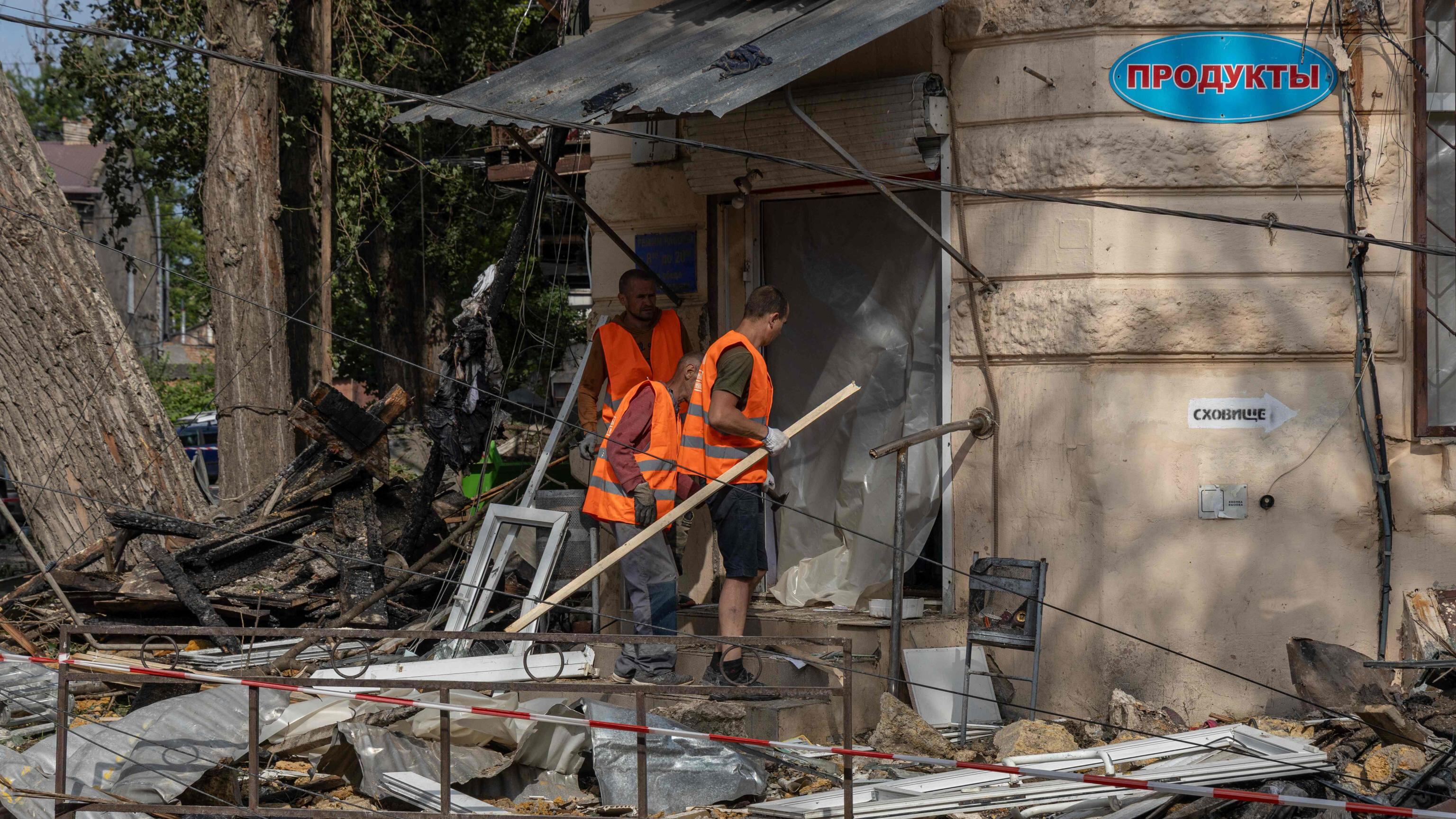 Ucraina, raid prima di un nuovo scambio
