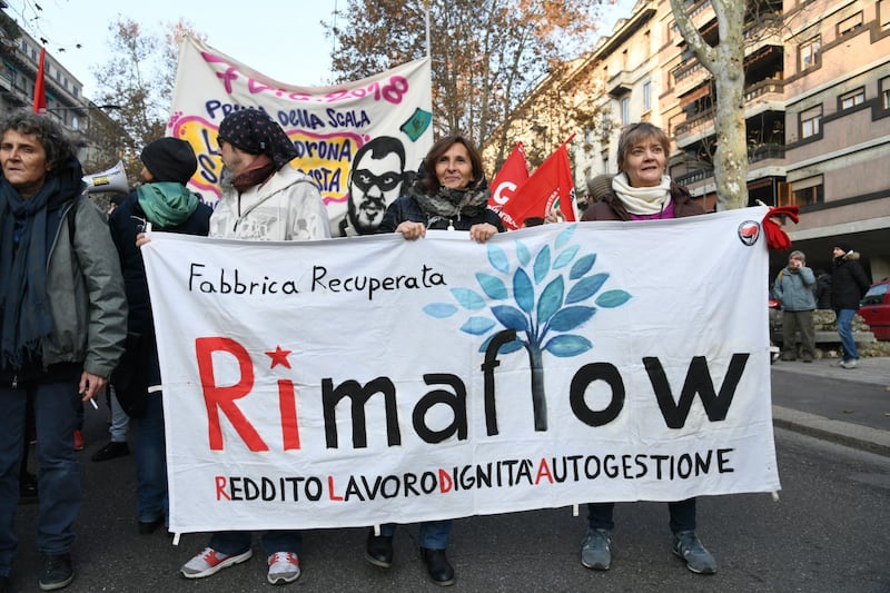 Milano, scende in piazza il corteo contro la chiusura del centro di via Corelli e il decreto Salvini 1