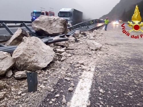 Una frana invade la A23. Autostrada chiusa tra Udine-Tarvisio